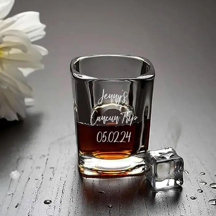 Verre à liqueur gravé personnalisé avec logo