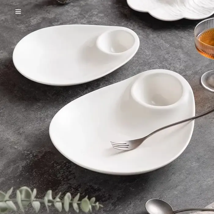 Assiette à raviolis en céramique blanche avec coupelle à vinaigre