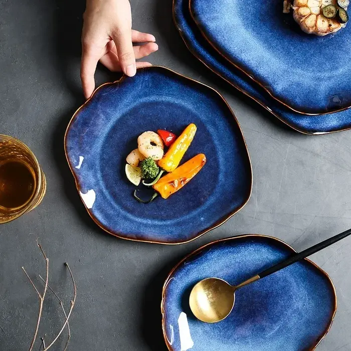 Assiettes en céramique bleu profond