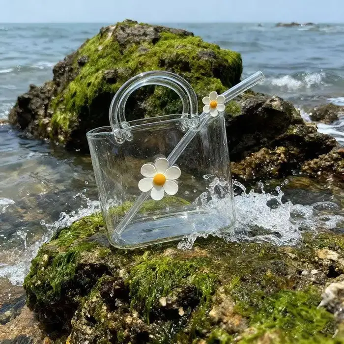 Verre à boire en forme de sac à main avec paille fleurie