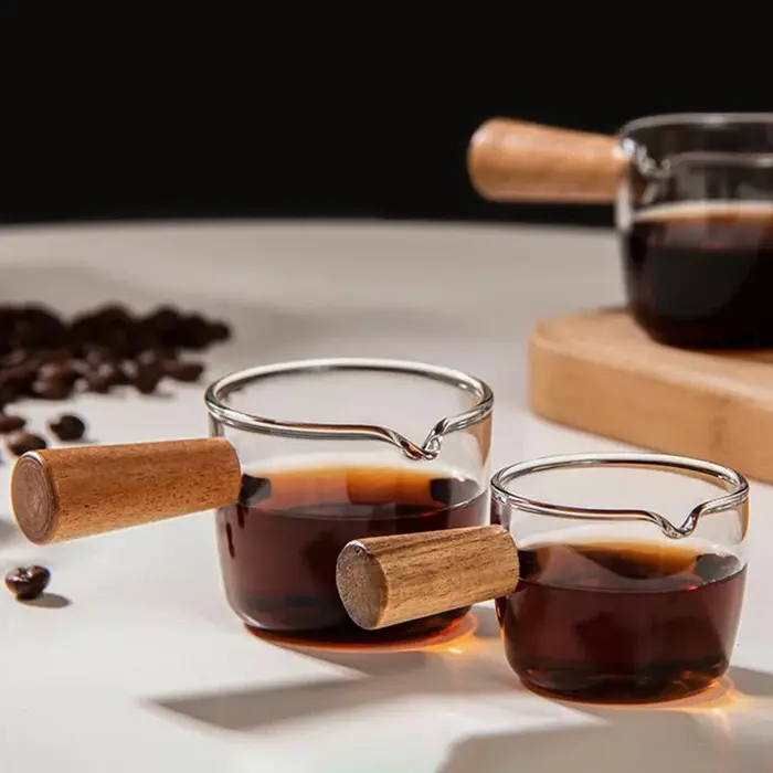 Tasse à café en verre avec manche en bois