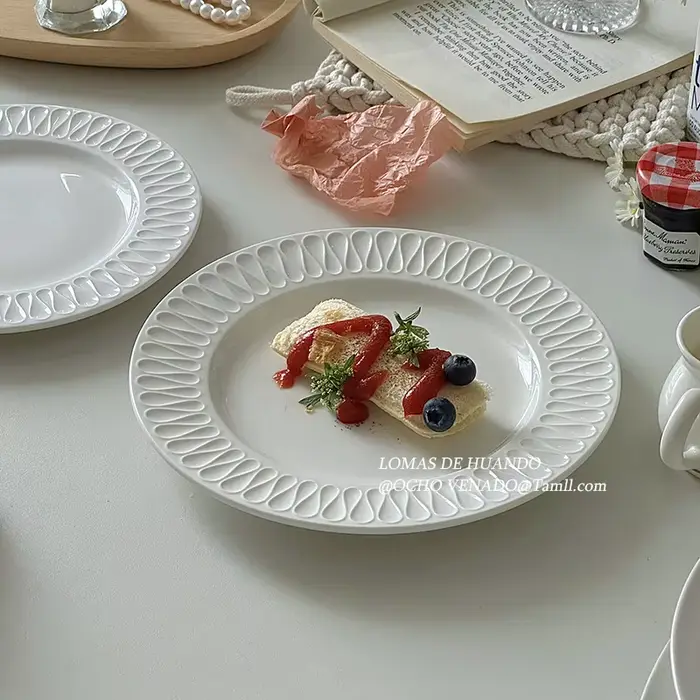 Assiette en Relief blanche française