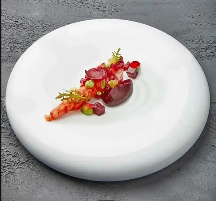 Assiette en céramique irrégulière