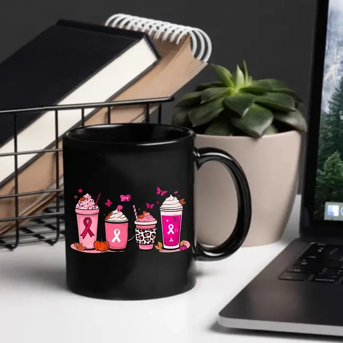 Tasse à café noire avec ruban rose et boisson tombante pour la sensibilisation au cancer du sein et la saison d'automne