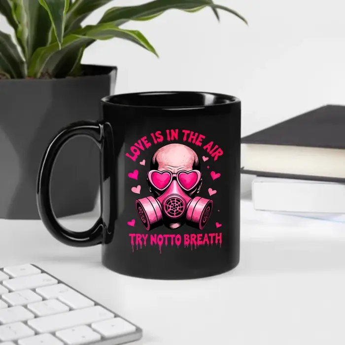 Tasse à café noire, amour dans l'air