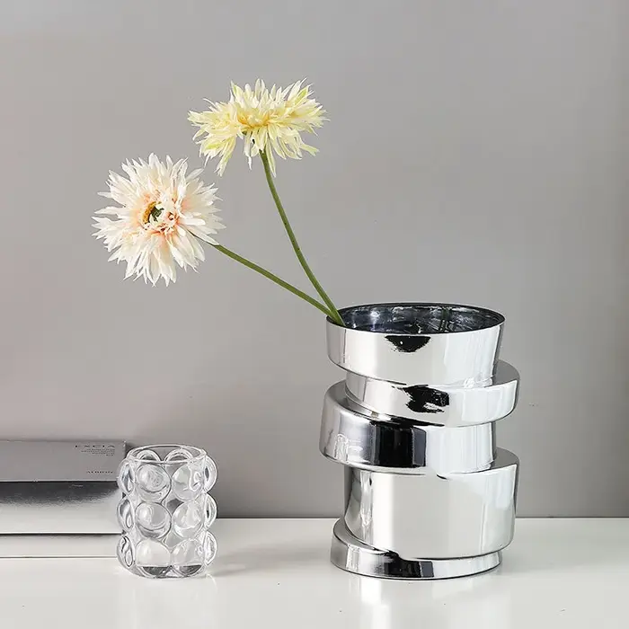 Vase en verre argenté, forme géométrique tordue