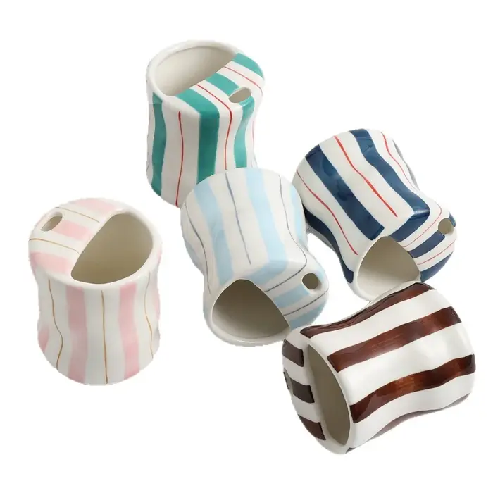Tasses en céramique torsadées rayées avec trous pour pailles