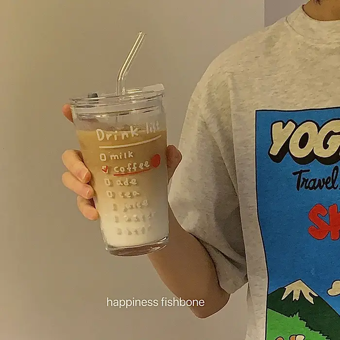 Bouteille d'eau en verre avec paille et couvercle