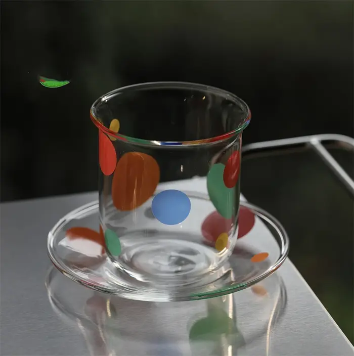 Assiette de tasse en verre à pois colorés conviennent