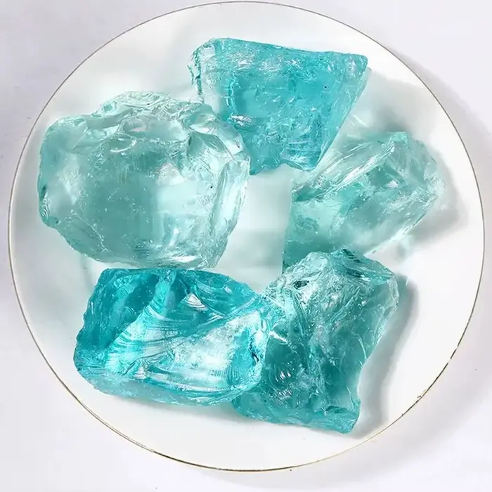 Glaçure colorée en cristal bleu de mer clair naturel, pierres précieuses concassées roulées, remplis