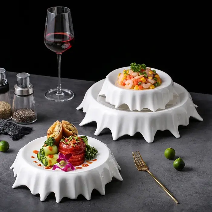 Assiette irrégulière blanche moderne