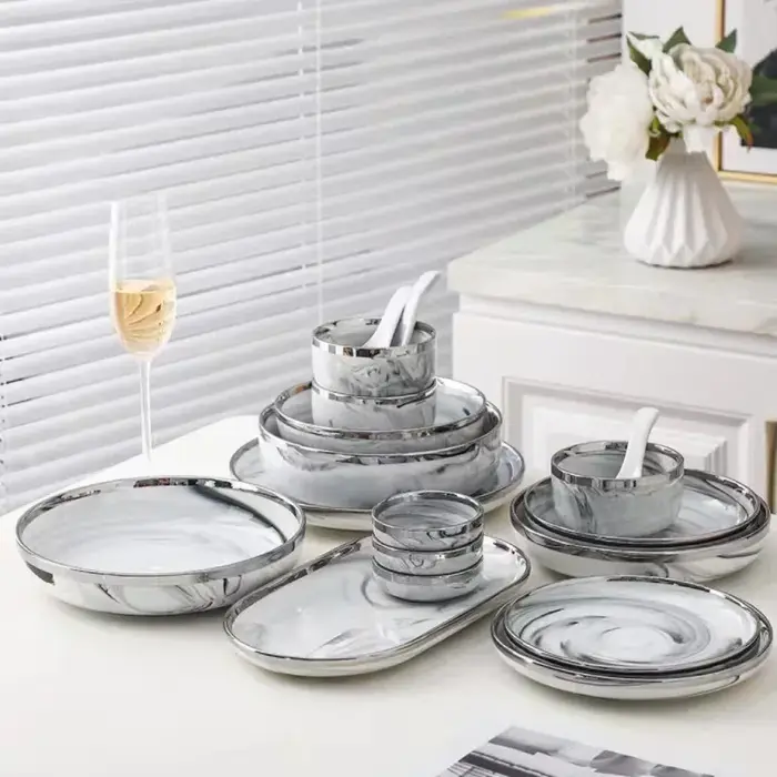 Assiettes en céramique de marbre avec bord argenté