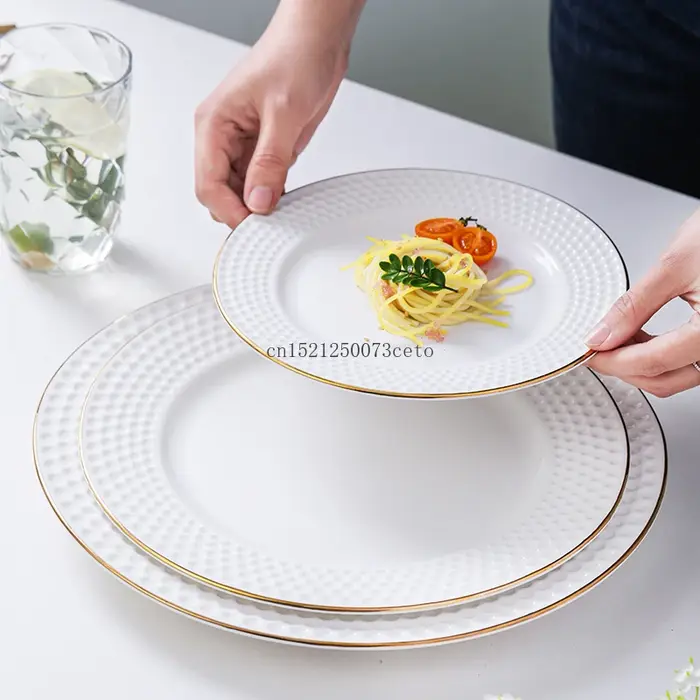 Assiette en céramique à bords dorés de style européen