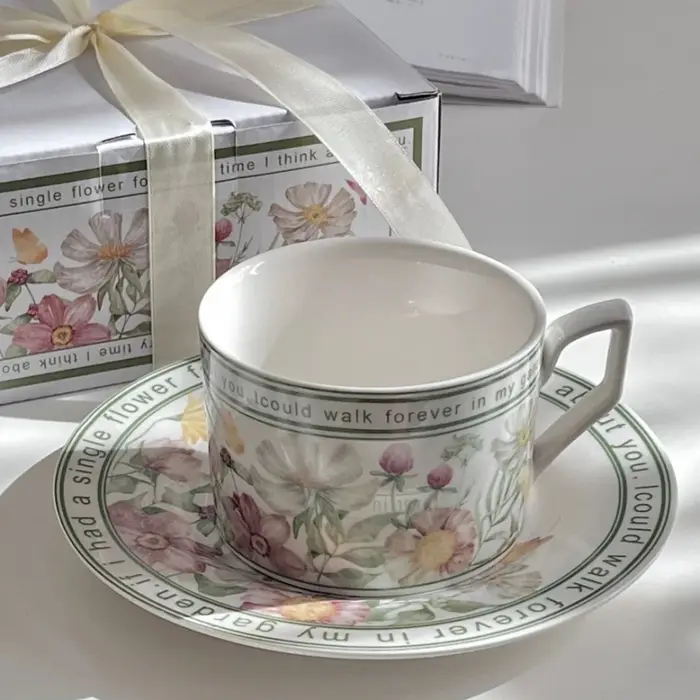 Tasse à café et soucoupe de Style rétro français