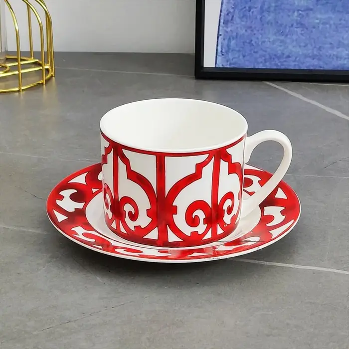 Tasse à café et assiette en porcelaine de cour
