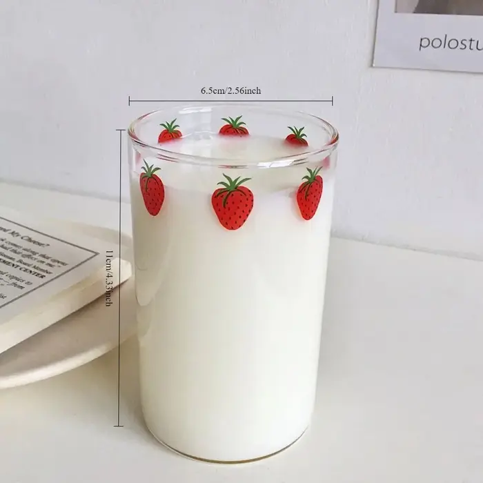 1pc Tasse en verre mignonne à motif fraise avec paille 300ml, Tasse à eau transparente créative, Tasse en verre résistante à la chaleur pour étudiant, pour lait et jus