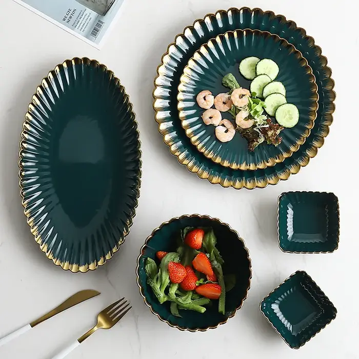 Assiettes à dîner vintage de luxe avec bordure dorée