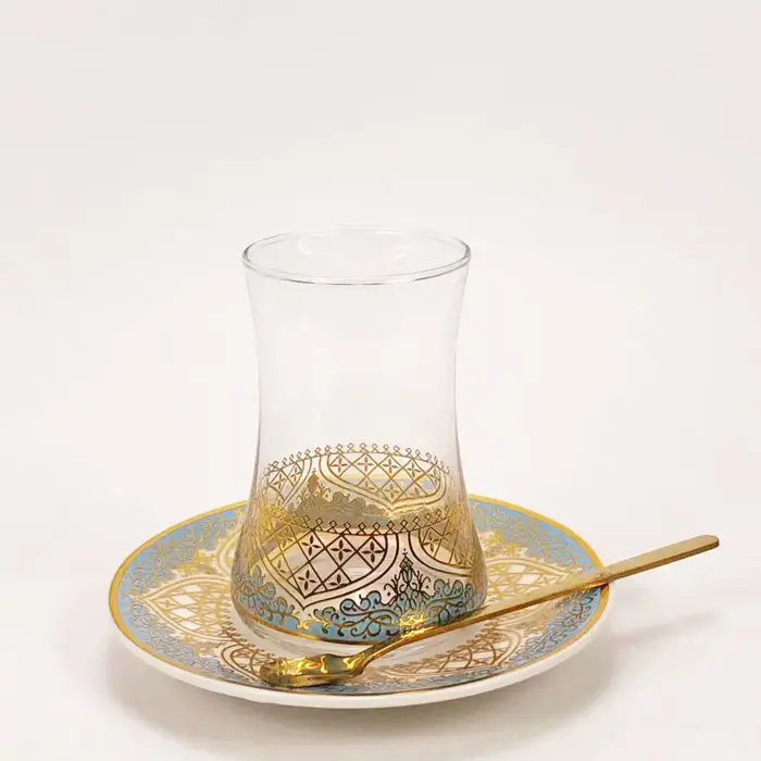 Ensemble de verres à thé turcs avec cuillère