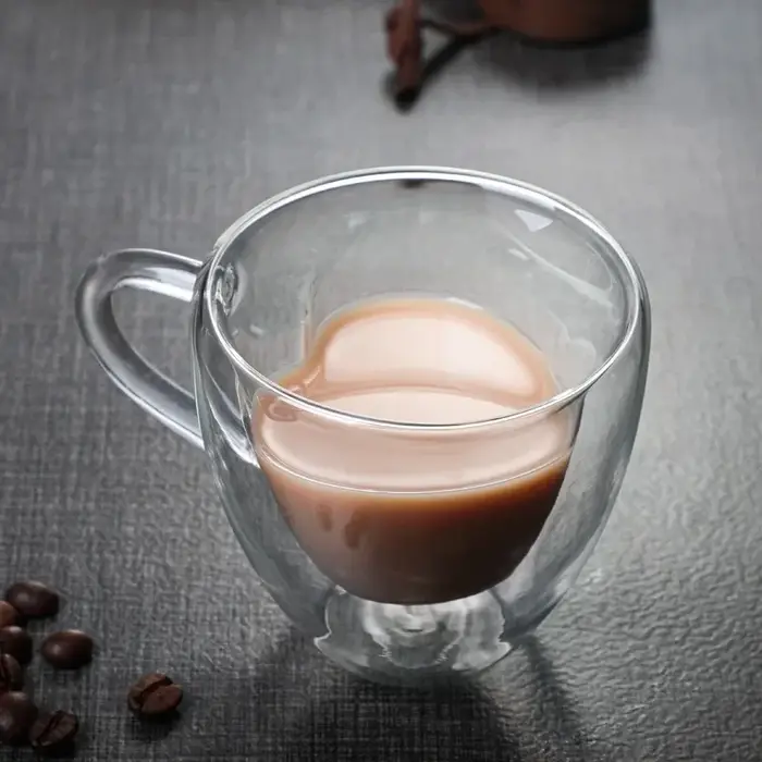 Tasse en verre en forme de cœur d'amour