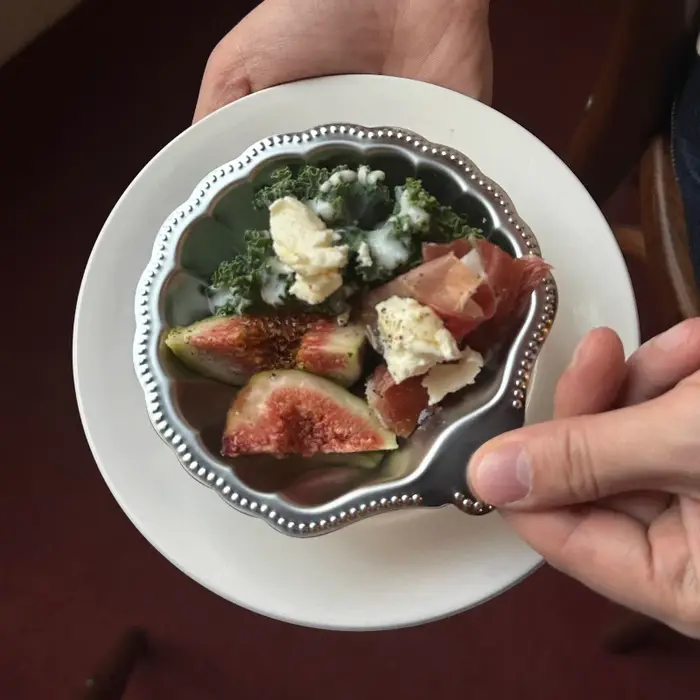 Assiette à apéritif créative en forme de coquille rétro française