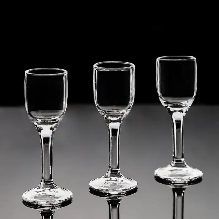 Ensemble de verres à liqueur à pied haut