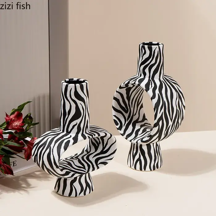 Vase en céramique à rayures zébrées
