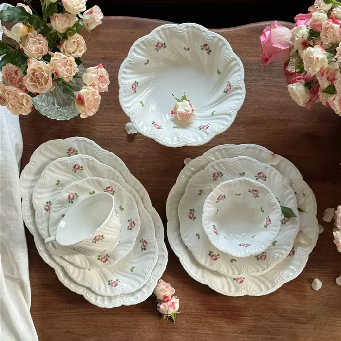 Ensemble d'assiettes en céramique vintage rose