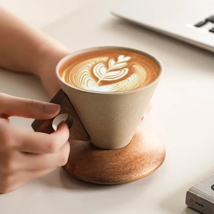 Tasse à café en céramique médiévale