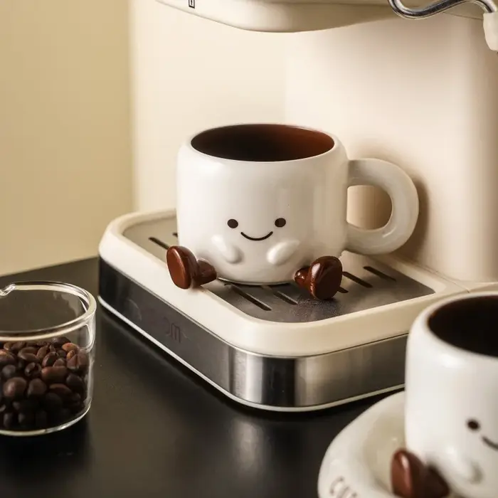 Mignonne petite tasse à café en céramique avec visage souriant et soucoupe, ensemble de tasses créatives de style dessin animé pour café, thé, lait