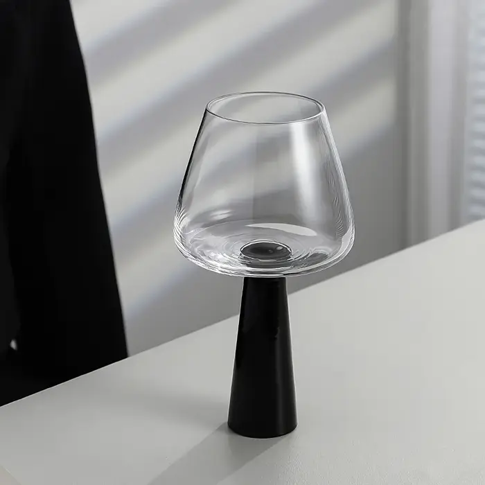 Verre à pilier noir rétro