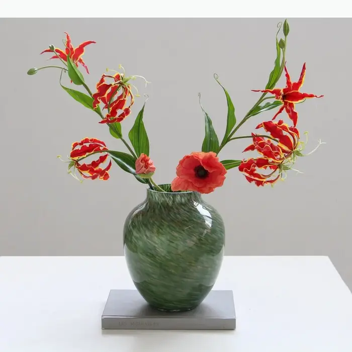 Vase en verre vert peint