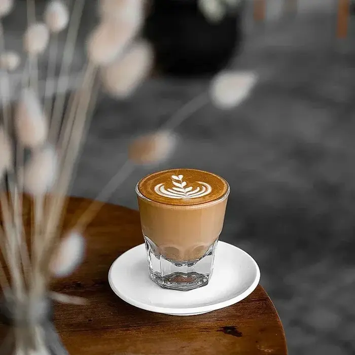 Tasse à café blanche plate