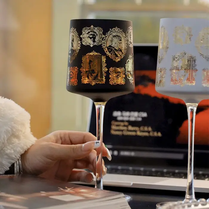 Verre à vin rouge et blanc élégant à tige haute