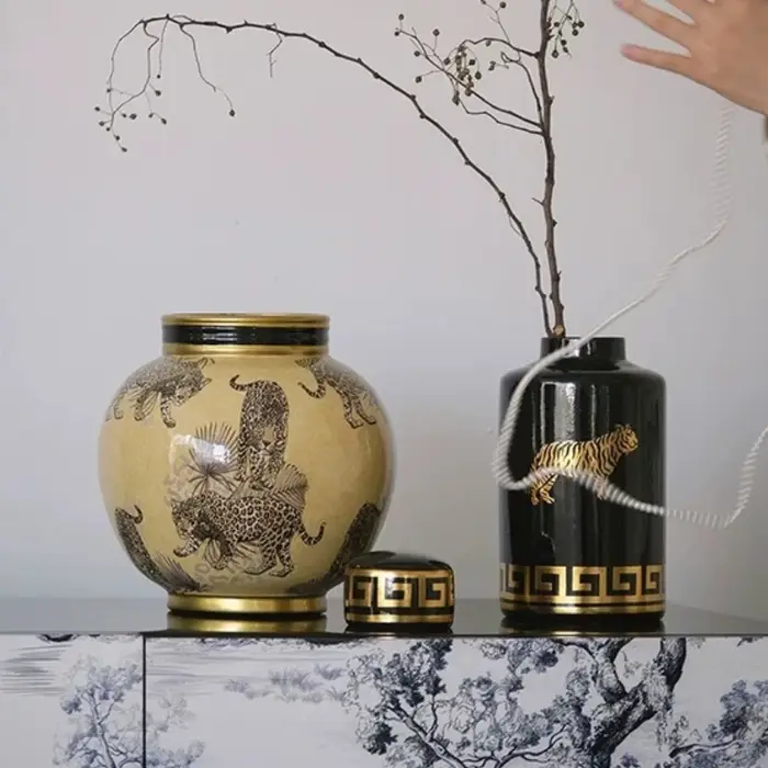 Vases en céramique, rangement moderne