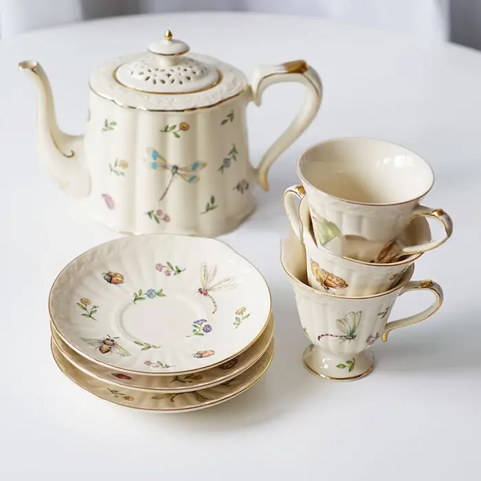 Ensemble tasse à café et plat en céramique
