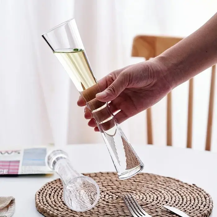 Flûte à champagne élégante en verre en forme de sablier