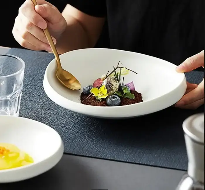 Assiette à dîner blanche de 6/7