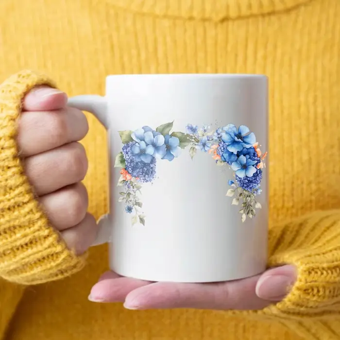 Tasse à café au design floral avec fleurs blanches, bleues et feuilles vertes, adaptée au bureau à d