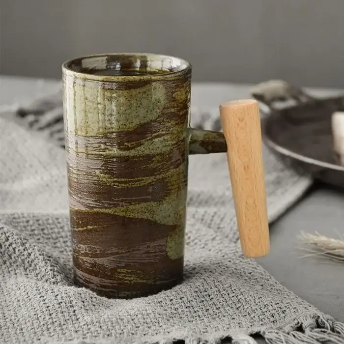 Tasse en céramique vintage avec poignée en bois