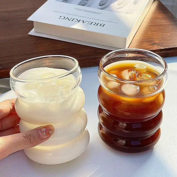 Verre à boire transparent en forme de vague créative