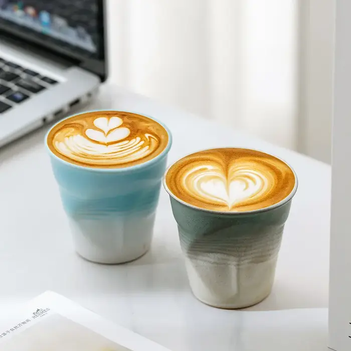 Tasse à café en poterie brute