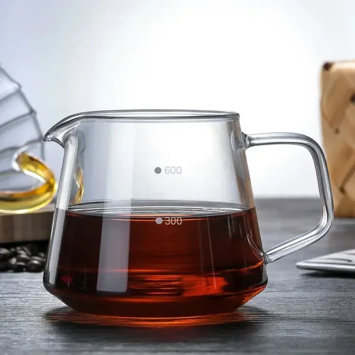 Serveur à café en verre avec échelle de points