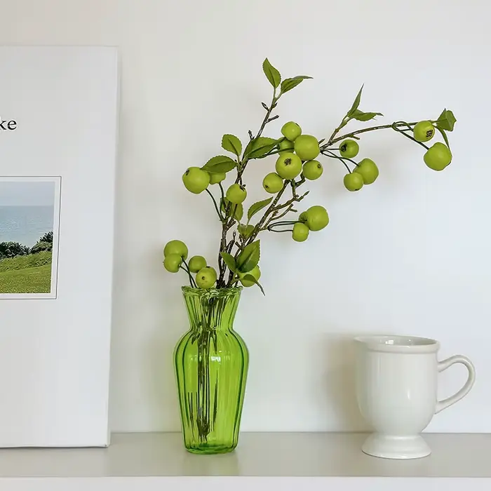 Vase en verre vert vintage à bord festonné