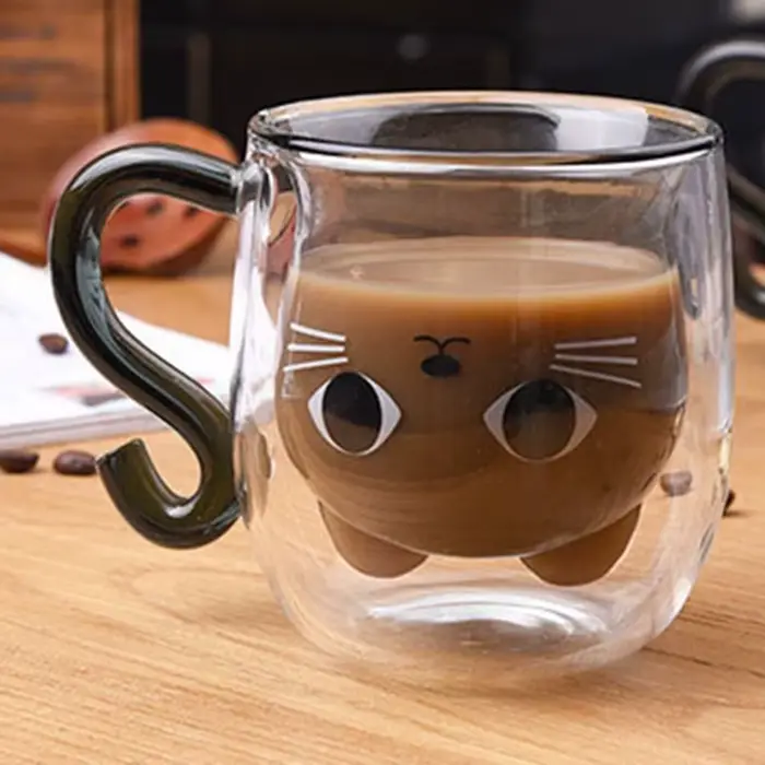 Tasses à café en verre isolées