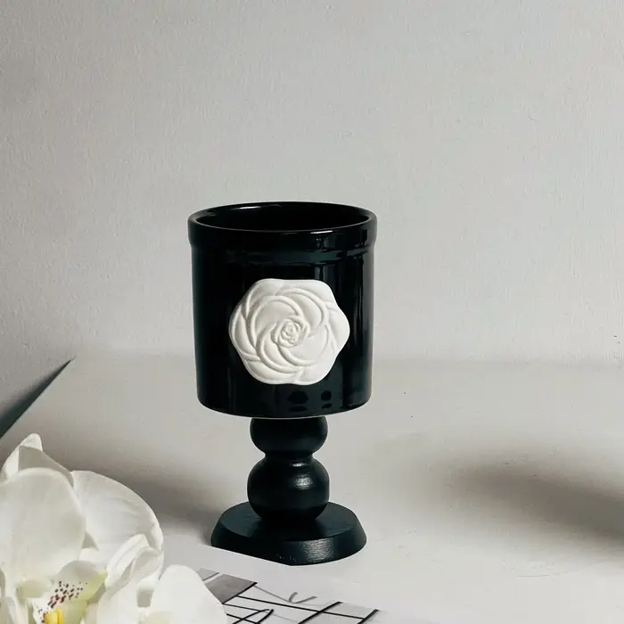 Tasse en céramique noire camélia française