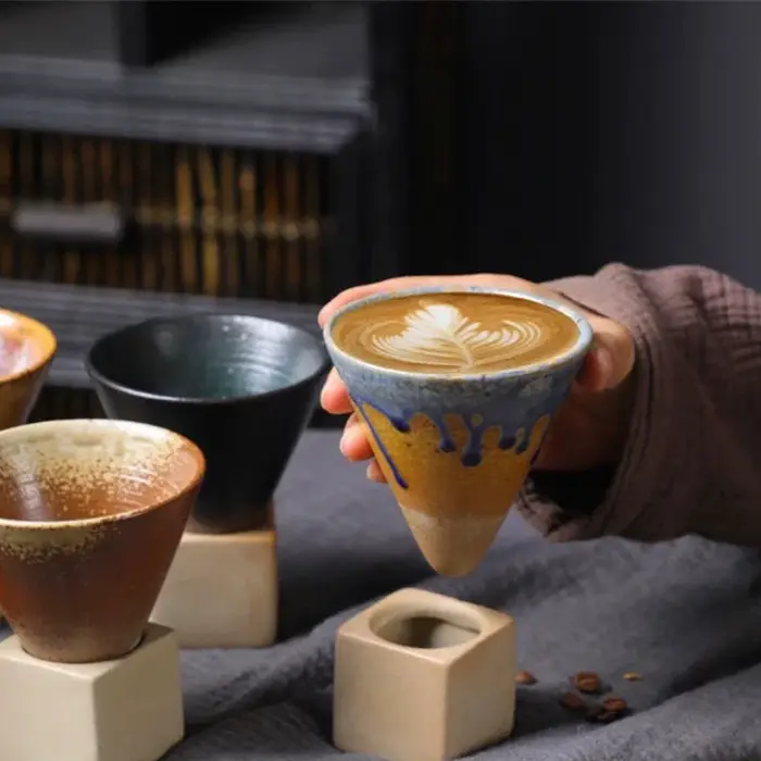 Tasse à café créative en poterie grossière avec base