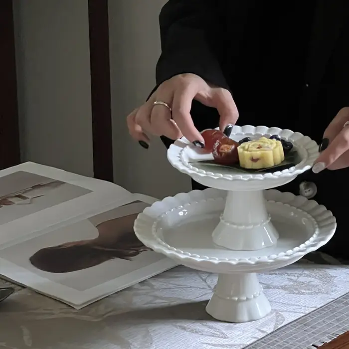 Assiette médiévale en céramique française à pied haut
