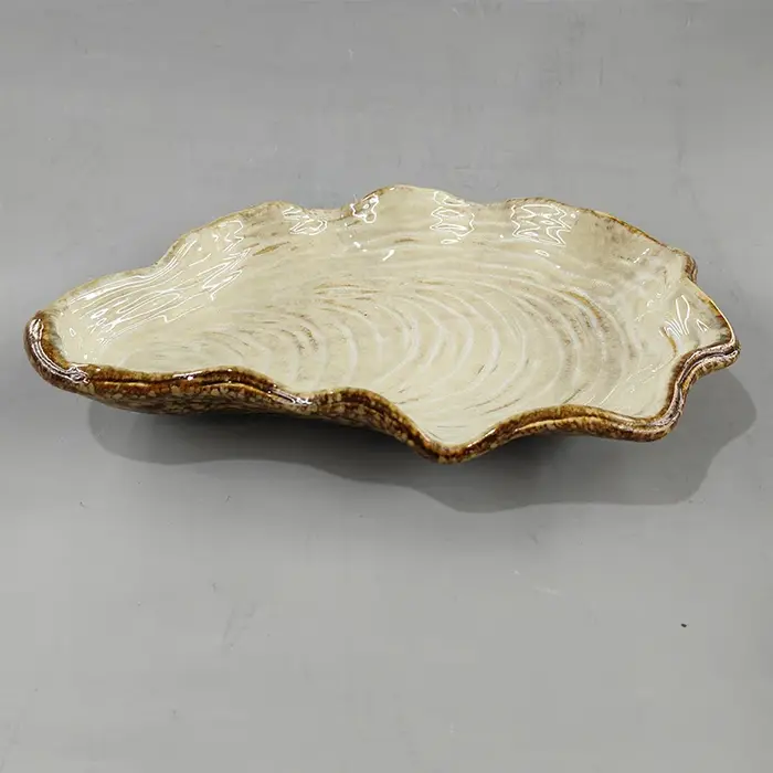 Assiette en céramique en forme de coquille avec glaçure mate