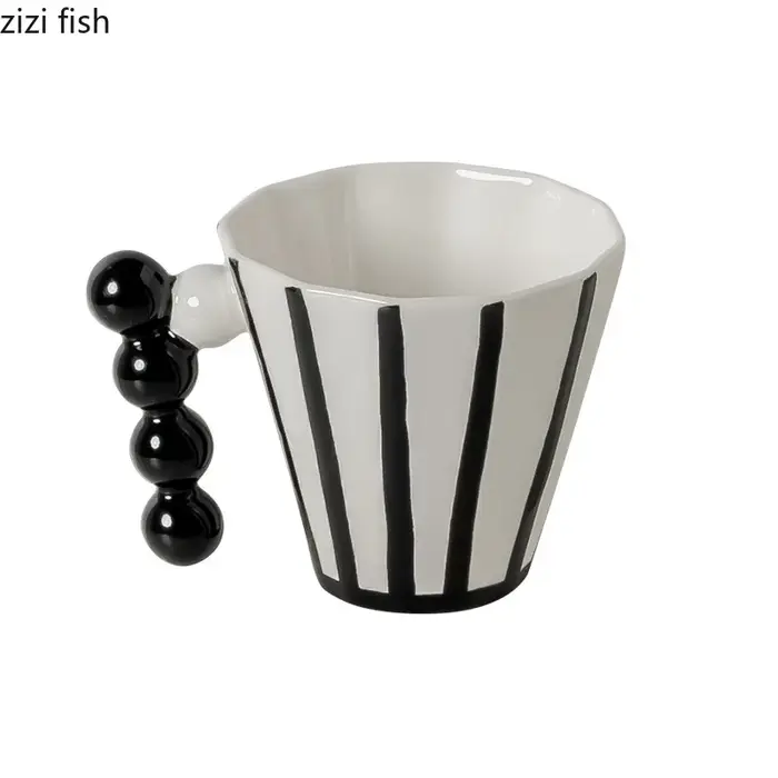 Tasse en céramique rayée rétro