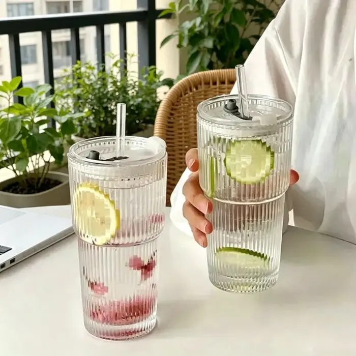 Tasse à café en verre rayée avec couvercle et paille